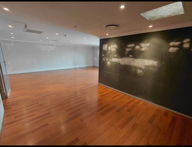102M² OFFICE TO LET IN FOURWAYS